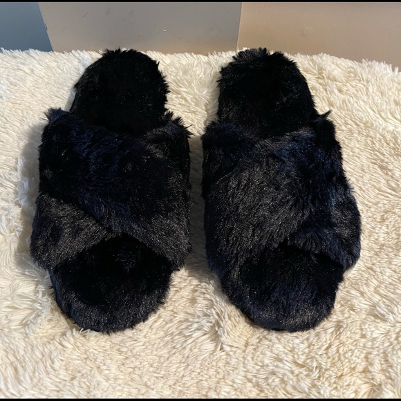 COPY - FamiPort Crisscross Fuzzy BLACK Slippers. NWT - Picture 1 of 2